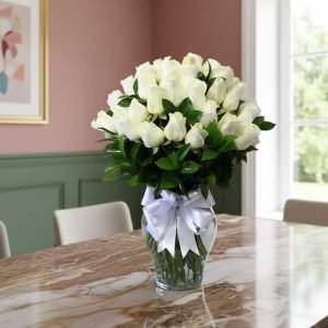 Un arreglo de 50 rosas blancas es símbolo de pureza, elegancia y amor eterno, convirtiéndose en un detalle majestuoso para ocasiones inolvidables