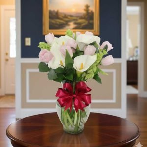 El alcatraz flor es sinónimo de elegancia, pureza y distinción, convirtiéndose en una de las flores más apreciadas para regalar o decorar en ocasiones especiales.