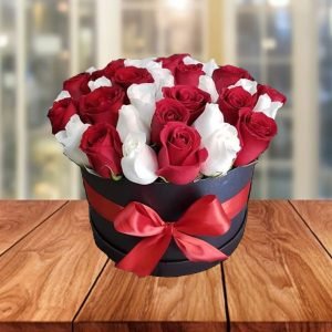 El arreglo floral en caja de rosas rojas y blancas es un detalle lleno de elegancia y significado. Las rosas rojas representan amor y pasión, mientras que las rosas blancas transmiten pureza y paz, logrando un contraste perfecto para aniversarios, cumpleaños, pedidas románticas o momentos especiales.