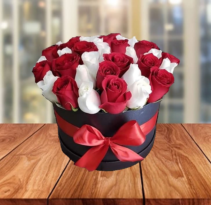 El arreglo floral en caja de rosas rojas y blancas es un detalle lleno de elegancia y significado. Las rosas rojas representan amor y pasión, mientras que las rosas blancas transmiten pureza y paz, logrando un contraste perfecto para aniversarios, cumpleaños, pedidas románticas o momentos especiales.