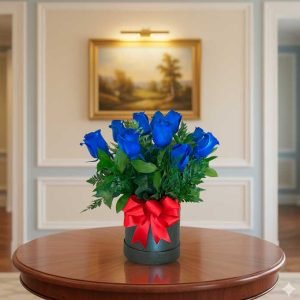 Los arreglos con flores azules son sinónimo de misterio, calma y elegancia. Su tono especial transmite confianza, fidelidad y serenidad, convirtiéndolos en un regalo original y diferente para sorprender en cualquier ocasión.