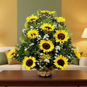 Los arreglos florales con girasoles grandes son sinónimo de alegría, optimismo y vitalidad. Con su radiante color amarillo y su tamaño imponente, los girasoles se convierten en el detalle perfecto para transmitir energía positiva en cumpleaños, aniversarios, graduaciones o simplemente para iluminar un espacio especial.
