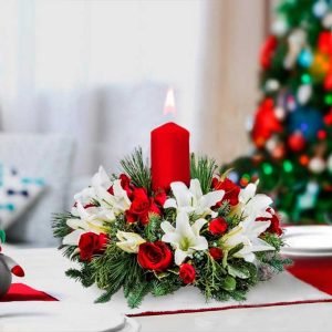 Decora tu hogar en esta temporada con un centro de mesa navideño único y lleno de estilo. Nuestros arreglos están elaborados con flores frescas, follajes verdes, esferas, listones y detalles dorados o plateados, ideales para dar calidez y elegancia a tu mesa