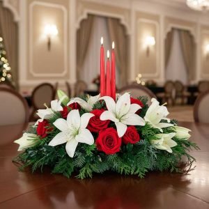Los centros de mesa navideños en Ciudad de México son el detalle ideal para llenar tus celebraciones de elegancia y espíritu festivo. Elaborados con flores frescas, follajes, velas, piñas naturales, esferas doradas y toques tradicionales, cada diseño crea un ambiente acogedor y sofisticado.