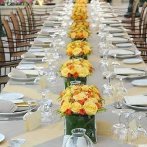 Los centros de mesa para 15 años son el toque especial que transforma cualquier celebración en un evento inolvidable. Diseñados con flores frescas y combinaciones creativas, aportan elegancia, frescura y estilo a cada mesa, destacando la magia de esta fecha tan especial.