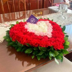 El corazón con claveles de colores es un arreglo floral lleno de simbolismo, ideal para expresar amor, gratitud o despedida en momentos especiales. Elaborado con claveles frescos en tonos vibrantes, este diseño transmite sentimientos profundos y auténticos.