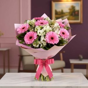 Decir feliz cumpleaños en flores rosas es regalar ternura, dulzura y alegrÃa en un dÃa especial. Las rosas en tonos suaves transmiten amor, admiración y cariño, convirtiéndose en el detalle perfecto para sorprender a tu pareja, amigos o familiares en su cumpleaños.