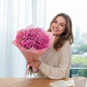 La flor de nubecita (Gypsophila), también llamada velo de novia, es una de las flores más delicadas y versátiles en el diseño floral