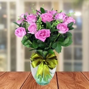 Flores lilas frescas y elegantes en arreglos delicados, ideales para regalar ternura y decorar con un estilo romántico y sofisticado.