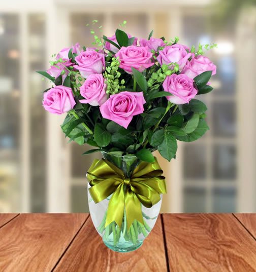 Flores lilas frescas y elegantes en arreglos delicados, ideales para regalar ternura y decorar con un estilo romántico y sofisticado.