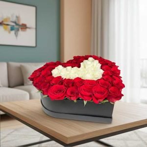 Dile “Por qué te amo” con un hermoso corazón de flores rojas y blancas, un gesto único que enamora.