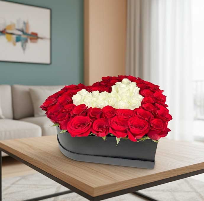Dile “Por qué te amo” con un hermoso corazón de flores rojas y blancas, un gesto único que enamora.