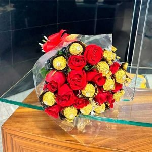 Sorprende a esa persona especial con un ramo de 12 rosas rojas frescas acompañadas de chocolates finos, un regalo que combina romanticismo y sabor en un solo detalle. Ideal para aniversarios, cumpleaños, San Valentín o simplemente un “te amo” inesperado.