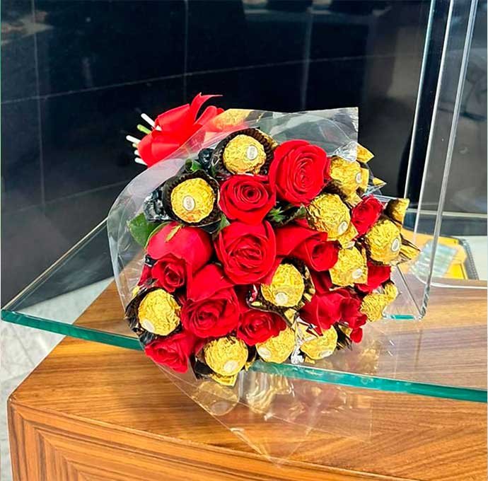 Sorprende a esa persona especial con un ramo de 12 rosas rojas frescas acompañadas de chocolates finos, un regalo que combina romanticismo y sabor en un solo detalle. Ideal para aniversarios, cumpleaños, San Valentín o simplemente un “te amo” inesperado.