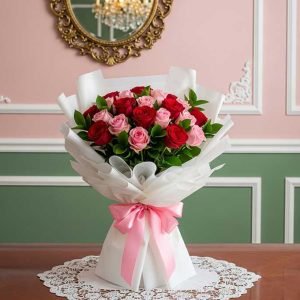 Un ramo de rosas para un cumpleaños es el regalo perfecto para celebrar y transmitir cariño en un día tan especial. Las rosas, símbolo de amor, admiración y alegría, se combinan en diseños coloridos y frescos que destacan por su belleza y elegancia.