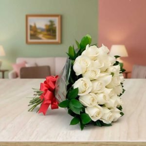 El ramo de 24 rosas blancas con moño rojo es un regalo elegante y lleno de simbolismo. Las rosas blancas representan pureza, sinceridad y respeto, mientras que el detalle del moño rojo aporta un toque de pasión y distinción.