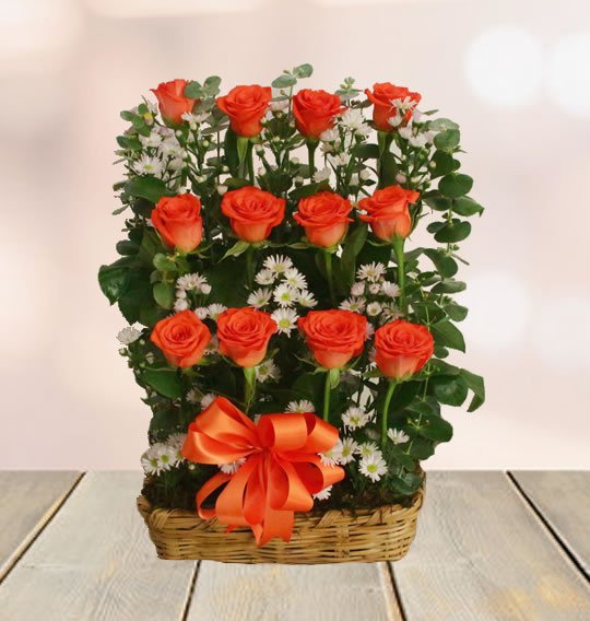 Las rosas naranjas en canasta son un regalo vibrante y elegante que transmite entusiasmo, energía y gratitud.