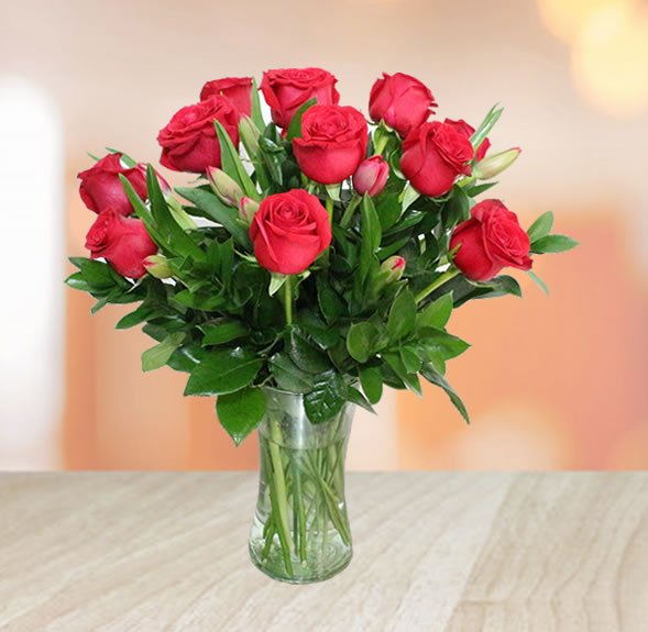 Los arreglos de tulipanes con rosas son una combinación perfecta de elegancia y romanticismo, ideales para expresar sentimientos únicos en ocasiones especiales.