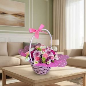 La canasta con flores de temporada es un regalo lleno de frescura, color y estilo, perfecto para sorprender en cualquier ocasión.