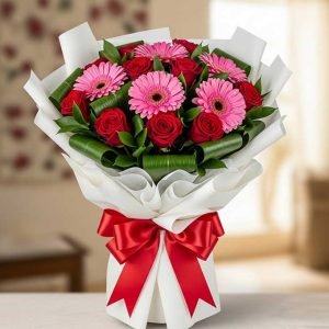 El ramo de rosas con gerberas combina la elegancia romántica de las rosas con la alegrÃa vibrante de las gerberas, creando un detalle floral lleno de vida y emociones.