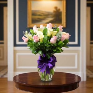 Los arreglos de rosas y alcatraces combinan la pasión y elegancia de dos de las flores más admiradas en el mundo.