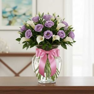 Los arreglos de alcatraces y lisianthus son una fusión perfecta de elegancia, ternura y sofisticación. Los alcatraces, flores imponentes que simbolizan pureza y distinción, se combinan con el encanto romántico del lisianthus, que representa gratitud y cariño profundo.