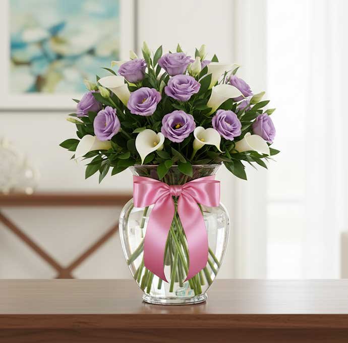 Los arreglos de alcatraces y lisianthus son una fusión perfecta de elegancia, ternura y sofisticación. Los alcatraces, flores imponentes que simbolizan pureza y distinción, se combinan con el encanto romántico del lisianthus, que representa gratitud y cariño profundo.