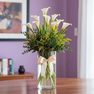 Las flores alcatraz son un ícono de elegancia, pureza y distinción. Su forma estilizada y minimalista las convierte en protagonistas de arreglos florales modernos y sofisticados, perfectos para transmitir sentimientos de admiración, respeto y amor sincero