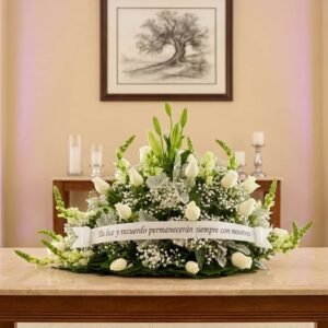 Cubre feretro arreglo elegante de flores frescas para condolencias en la Ciudad de México